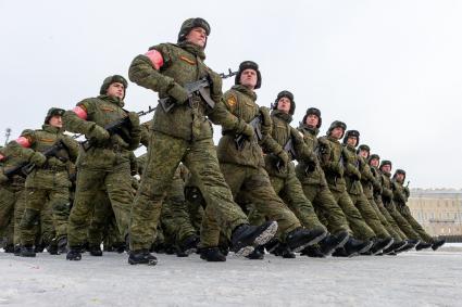 Санкт-Петербург. Военнослужащие на Дворцовой площади во время репетиции парада в честь 75-й годовщины полного освобождения Ленинграда от фашистской блокады.