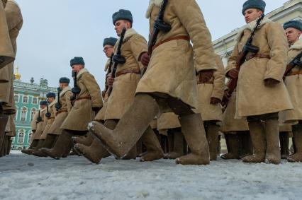 Санкт-Петербург. Военнослужащие на Дворцовой площади во время репетиции парада в честь 75-й годовщины полного освобождения Ленинграда от фашистской блокады.