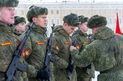 Санкт-Петербург. Военнослужащие на Дворцовой площади во время репетиции парада в честь 75-й годовщины полного освобождения Ленинграда от фашистской блокады.