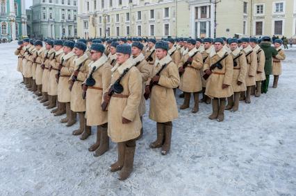 Санкт-Петербург. Военнослужащие на Дворцовой площади во время репетиции парада в честь 75-й годовщины полного освобождения Ленинграда от фашистской блокады.