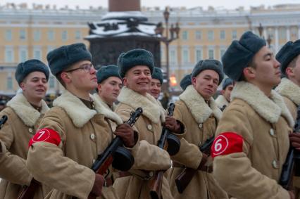 Санкт-Петербург. Военнослужащие на Дворцовой площади во время репетиции парада в честь 75-й годовщины полного освобождения Ленинграда от фашистской блокады.