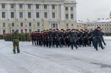 Санкт-Петербург. Военнослужащие на Дворцовой площади во время репетиции парада в честь 75-й годовщины полного освобождения Ленинграда от фашистской блокады.