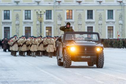 Санкт-Петербург. Военнослужащие на Дворцовой площади во время репетиции парада в честь 75-й годовщины полного освобождения Ленинграда от фашистской блокады.