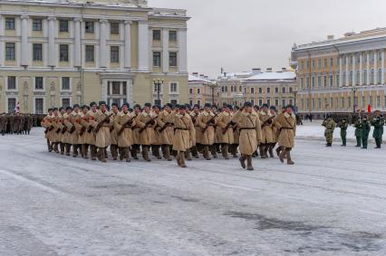 Санкт-Петербург. Военнослужащие на Дворцовой площади во время репетиции парада в честь 75-й годовщины полного освобождения Ленинграда от фашистской блокады.