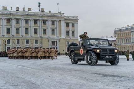 Санкт-Петербург. Военнослужащие на Дворцовой площади во время репетиции парада в честь 75-й годовщины полного освобождения Ленинграда от фашистской блокады.