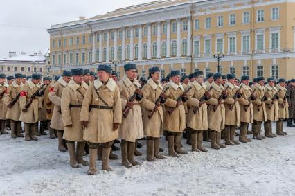 Санкт-Петербург. Военнослужащие на Дворцовой площади во время репетиции парада в честь 75-й годовщины полного освобождения Ленинграда от фашистской блокады.