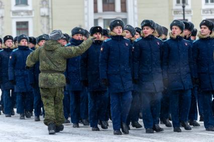 Санкт-Петербург. Военнослужащие на Дворцовой площади во время репетиции парада в честь 75-й годовщины полного освобождения Ленинграда от фашистской блокады.