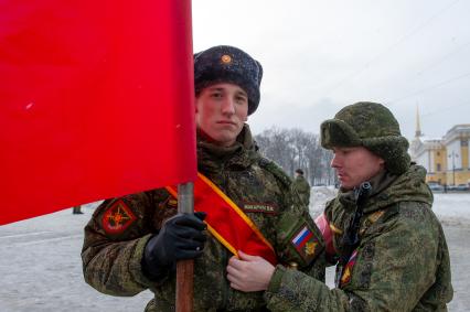 Санкт-Петербург. Военнослужащие на Дворцовой площади во время репетиции парада в честь 75-й годовщины полного освобождения Ленинграда от фашистской блокады.