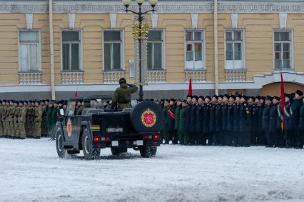 Санкт-Петербург. Военнослужащие на Дворцовой площади во время репетиции парада в честь 75-й годовщины полного освобождения Ленинграда от фашистской блокады.