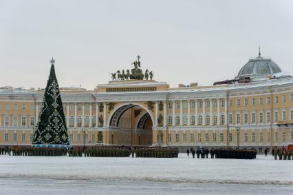 Санкт-Петербург. Военнослужащие на Дворцовой площади во время репетиции парада в честь 75-й годовщины полного освобождения Ленинграда от фашистской блокады.