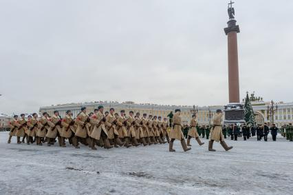 Санкт-Петербург. Военнослужащие на Дворцовой площади во время репетиции парада в честь 75-й годовщины полного освобождения Ленинграда от фашистской блокады.