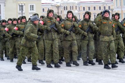 Санкт-Петербург. Военнослужащие на Дворцовой площади во время репетиции парада в честь 75-й годовщины полного освобождения Ленинграда от фашистской блокады.