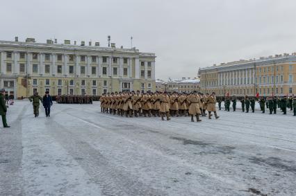 Санкт-Петербург. Военнослужащие на Дворцовой площади во время репетиции парада в честь 75-й годовщины полного освобождения Ленинграда от фашистской блокады.