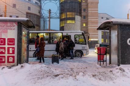 Санкт-Петербург. Пассажиры на остановке городского общественного транспорта.