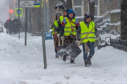 Санкт-Петербург. Дворники с лопатами на улице города.