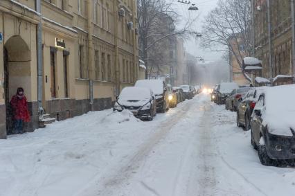 Санкт-Петербург. Машины на заснеженной улице города.