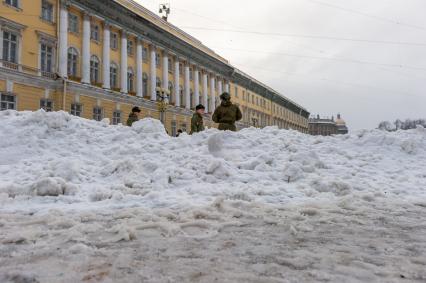 Санкт-Петербург. Военнослужащие расчищают снег.