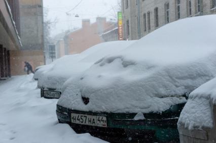 Санкт-Петербург. Машины занесенные снегом.