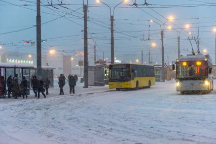 Санкт-Петербург. Пассажиры на остановке городского общественного транспорта.