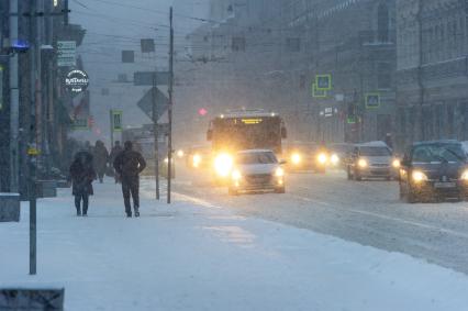 Санкт-Петербург. Машины на заснеженной улице города.