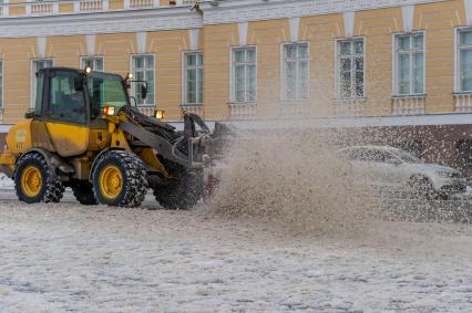 Санкт-Петербург. Снегоуборочная техника на Дворцовой площади.