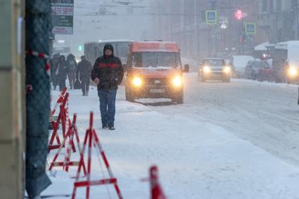 Санкт-Петербург. Пешеходы на заснеженной улице.