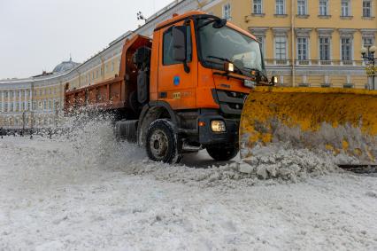 Санкт-Петербург. Снегоуборочная техника на Дворцовой площади.