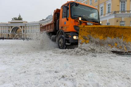 Санкт-Петербург. Снегоуборочная техника на Дворцовой площади.