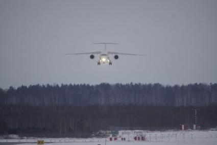 Екатеринбург. Аэропорт \'Кольцово\'. Транспортный самолет Ан-148-100Е заходит на посадку в аэропорту \'Кольцово\'. 2 самолета этой модификацие последние изготовленные и поставленные в ВКС по програме гособорнзаказа, прибыли в место постоянной дислокации в отдельном транспортном смешанном авиационном полку в Свердловской области