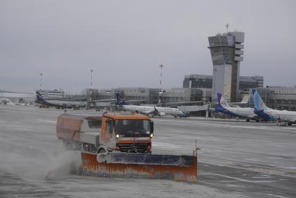 Екатеринбург. Аэропорт \'Кольцово\'. Снегоуборочные машины убирают снег с взлетно-посадочной полосы