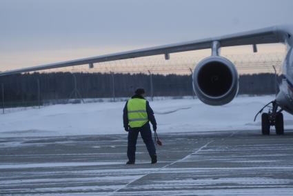 Екатеринбург. Аэропорт \'Кольцово\'. Транспортный самолет Ан-148-100Е. 2 самолета этой модификацие последние изготовленные и поставленные в ВКС по програме гособорнзаказа, прибыли в место постоянной дислокации в отдельном транспортном смешанном авиационном полку в Свердловской области