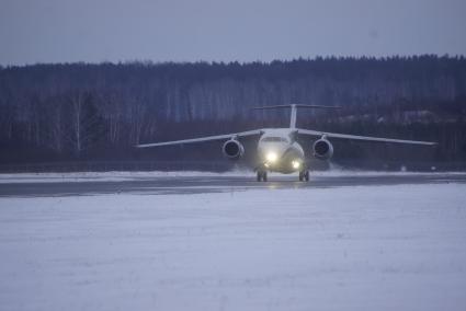 Екатеринбург. Аэропорт \'Кольцово\'. Транспортный самолет Ан-148-100Е заходит на посадку в аэропорту \'Кольцово\'. 2 самолета этой модификацие последние изготовленные и поставленные в ВКС по програме гособорнзаказа, прибыли в место постоянной дислокации в отдельном транспортном смешанном авиационном полку в Свердловской области