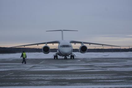 Екатеринбург. Аэропорт \'Кольцово\'. Транспортный самолет Ан-148-100Е. 2 самолета этой модификацие последние изготовленные и поставленные в ВКС по програме гособорнзаказа, прибыли в место постоянной дислокации в отдельном транспортном смешанном авиационном полку в Свердловской области