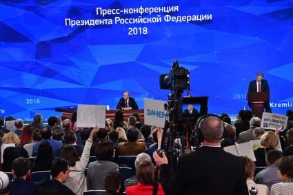 Москва. Президент РФ Владимир Путин во время четырнадцатой большой ежегодной пресс-конференции в Центре международной торговли на Красной Пресне.