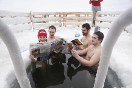 Екатеринбург. Верующие во время крещенского купания.