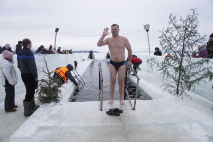 Екатеринбург. Верующие во время крещенского купания.