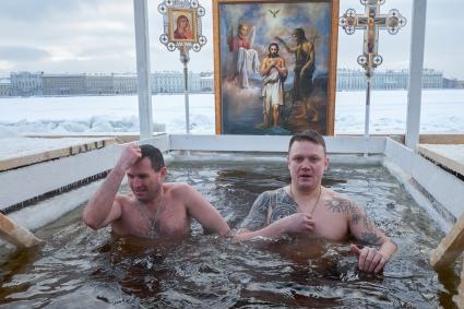 Санкт-Петербург. Верующие во время купаний в праздник Крещения Господня.