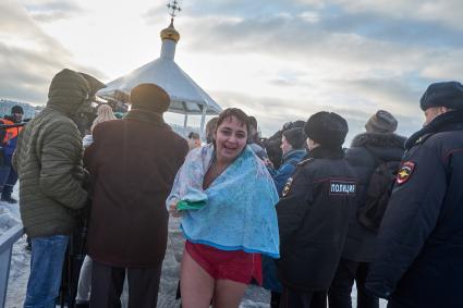 Санкт-Петербург. Верующие во время купаний в праздник Крещения Господня.