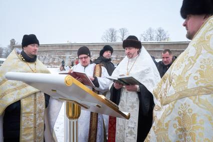 Санкт-Петербург. Церковная служба перед началом  купаний в праздник Крещения Господня.