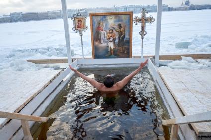 Санкт-Петербург. Верующие во время купаний в праздник Крещения Господня.