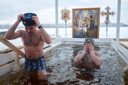 Санкт-Петербург. Верующие во время купаний в праздник Крещения Господня.