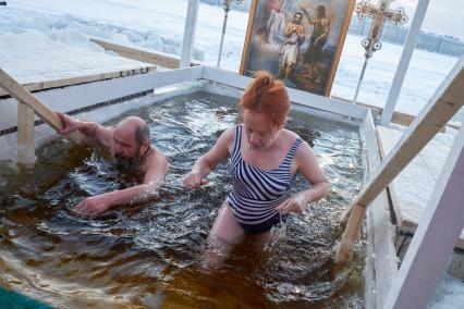 Санкт-Петербург. Верующие во время купаний в праздник Крещения Господня.