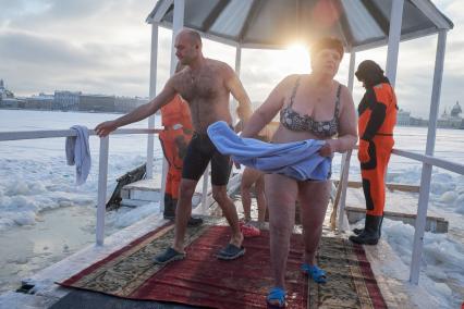 Санкт-Петербург. Верующие во время купаний в праздник Крещения Господня.