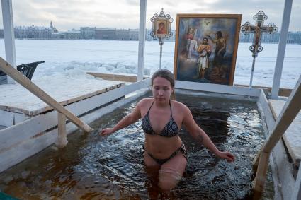 Санкт-Петербург. Верующие во время купаний в праздник Крещения Господня.