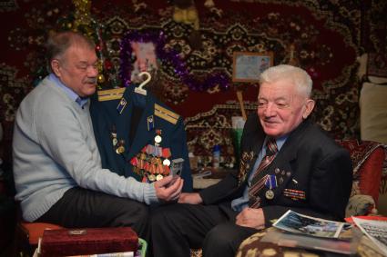 Москва. Корреспондент `Комсомольской правды` Александр Гамов (слева) и легендарный сержант кремлевского почетного эскорта Василий Зацепилов во время интервью.