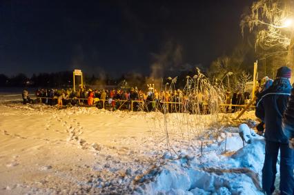 Санкт-Петербург. Верующие во время крещенского купания в купели на Среднем Суздальском Озере.