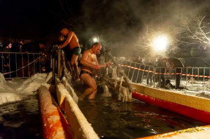 Санкт-Петербург. Верующие во время крещенского купания    в купели на Среднем Суздальском Озере.