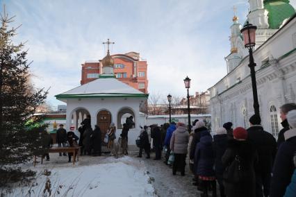 Красноярск. Верующие в очереди за освященной водой в праздник Крещения Господня.