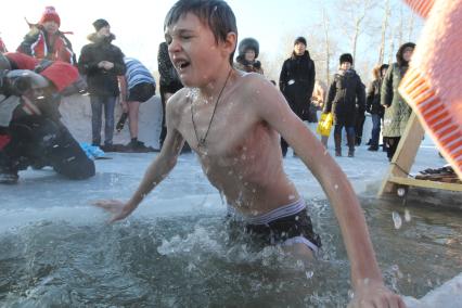 Иркутск. Верующие во время купаний в праздник Крещения Господня.