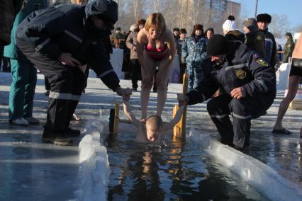 Иркутск. Верующие во время купаний в праздник Крещения Господня.